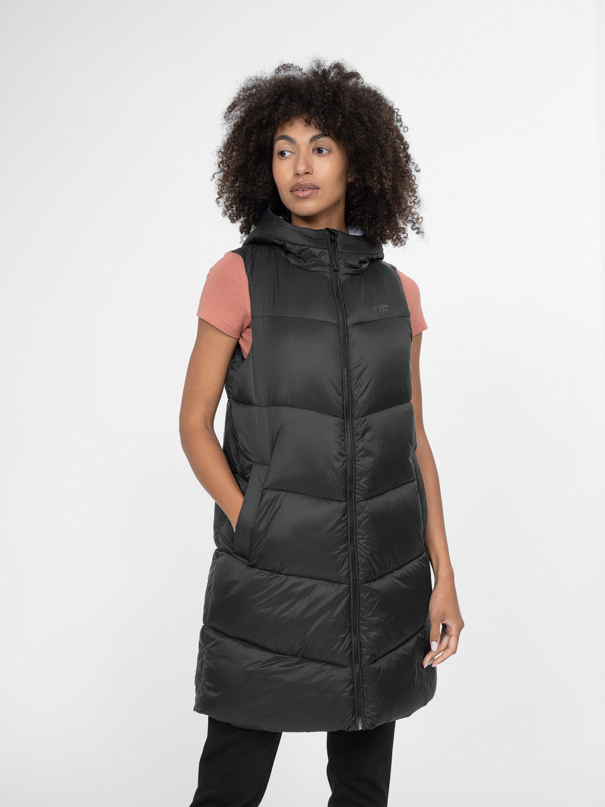 Levně 4F 4FSS23TDJAF093 DEEP BLACK Dámská vesta
