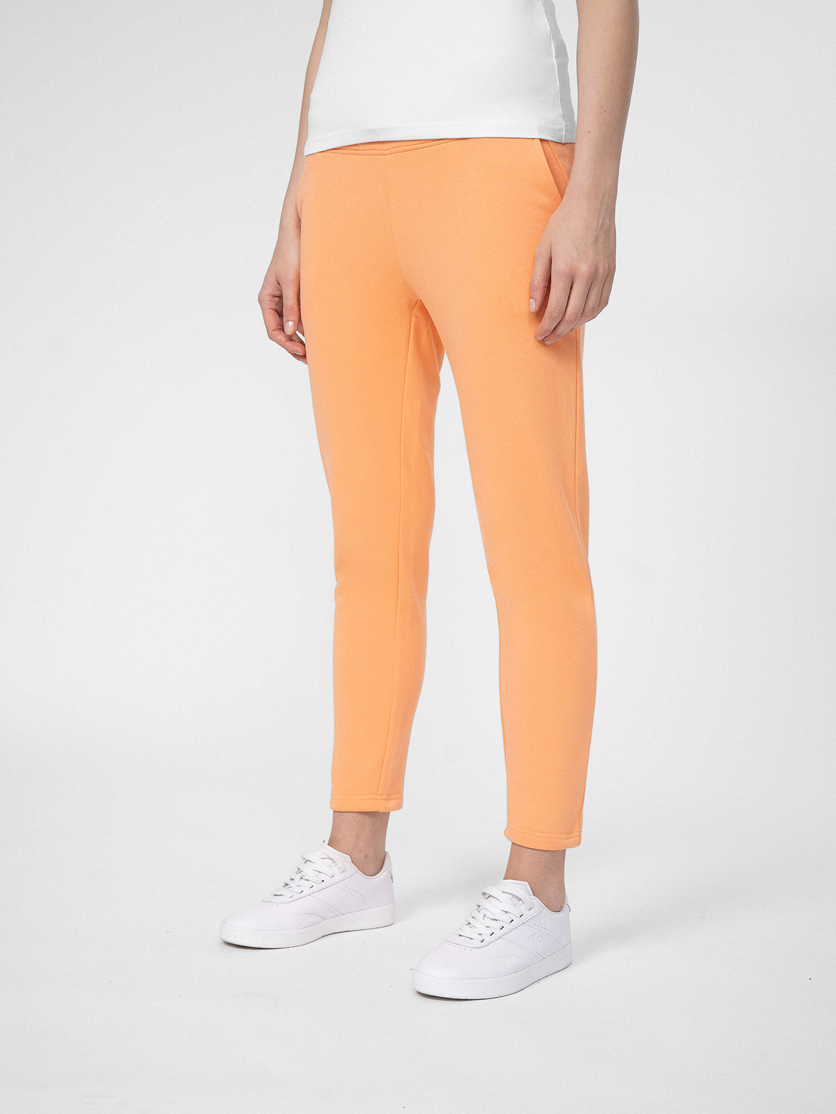 Levně 4F 4FSS23TTROF149 ORANGE Dámské tepláky