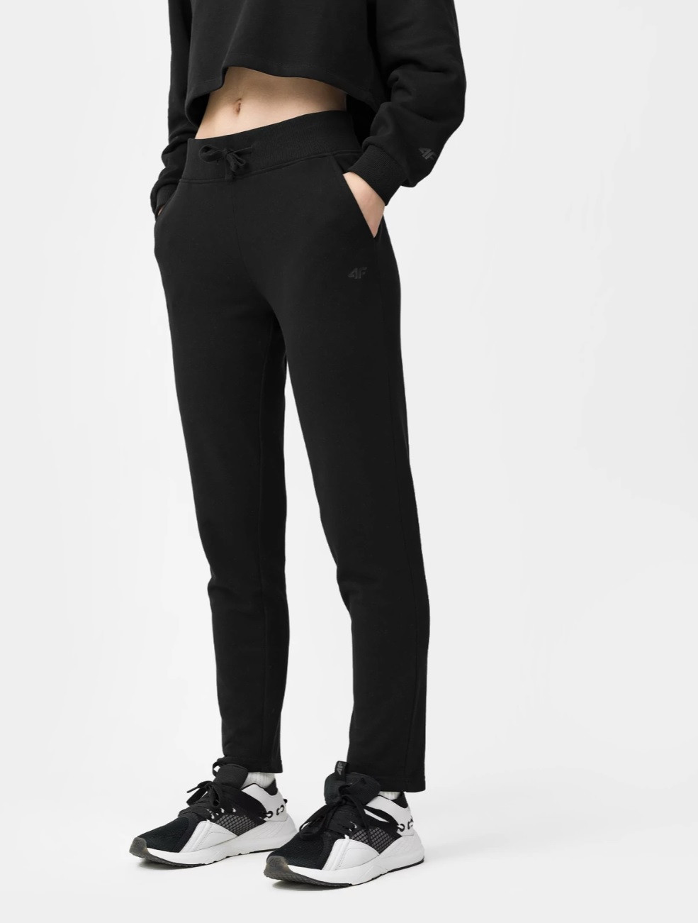 Levně 4F 4FSS23TTROF149 DEEP BLACK Dámské tepláky